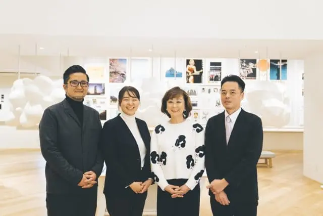 アドミュージアム東京の副館長・中村優子さん、中村補佐・三浦善太郎さん、アマナイメージズ・クリエイティブディレクターの松野正也、プロデューサー・野副麻希子