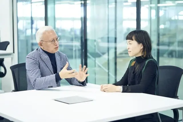 対談中の太田由美さん（ダイキン工業）と児玉秀明（アマナ）