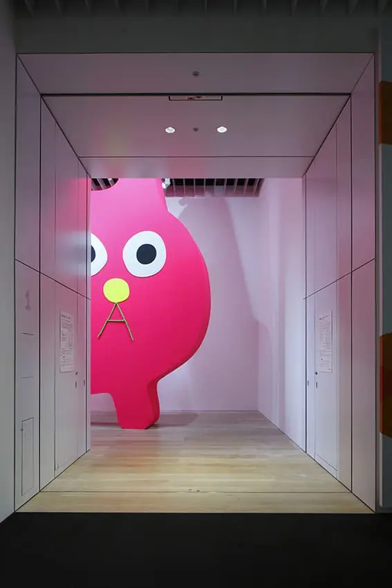 飯川雄大作《デコレータークラブ―ピンクの猫の小林さん―》