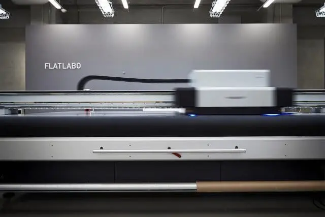 FLAT LABOが備えるプリンタ「swissQprint」