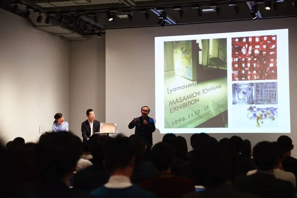 自身の作品を解説しながら、初個展の様子を語る遠山さん