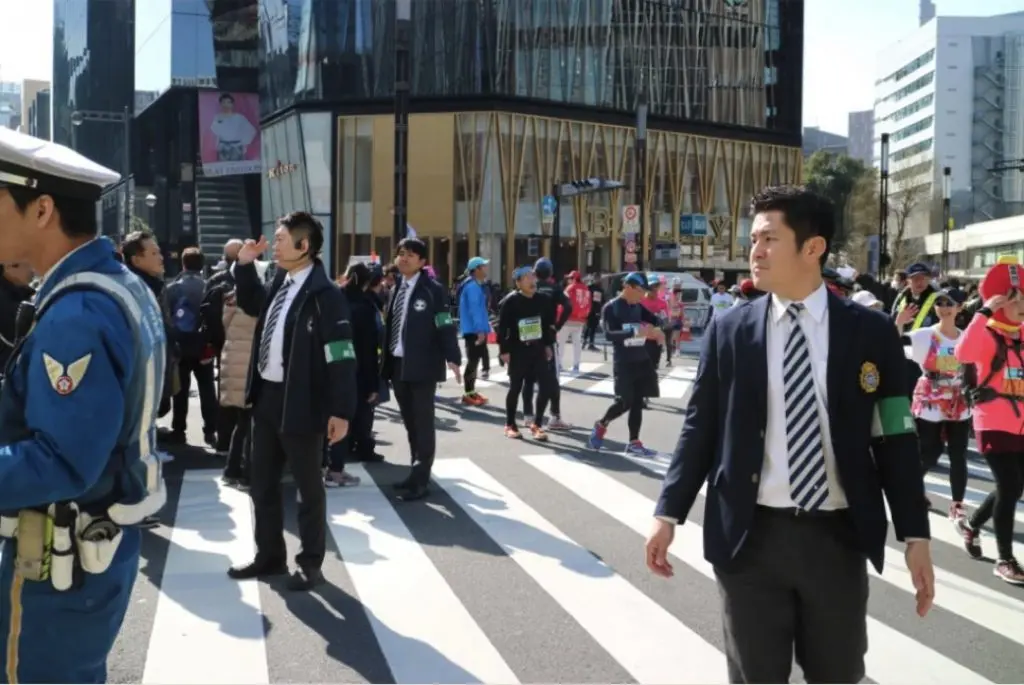 東京マラソンで警備員として警備にあたる銀座の若旦那集