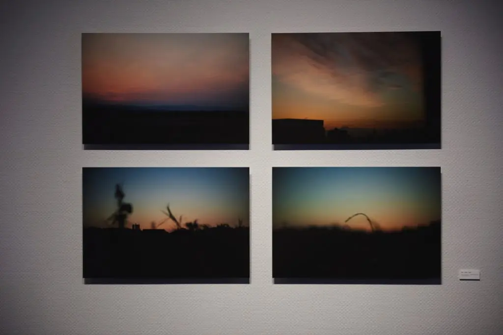 展示された落合さんの夕焼けの写真