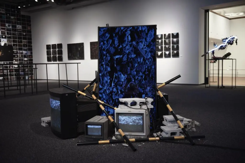 会場に展示された8Kディズプレイとブラウン管のテレビ　Photo by Kazuma Hata