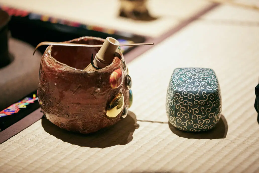 現代アーティストが手がけた作品でもある茶器