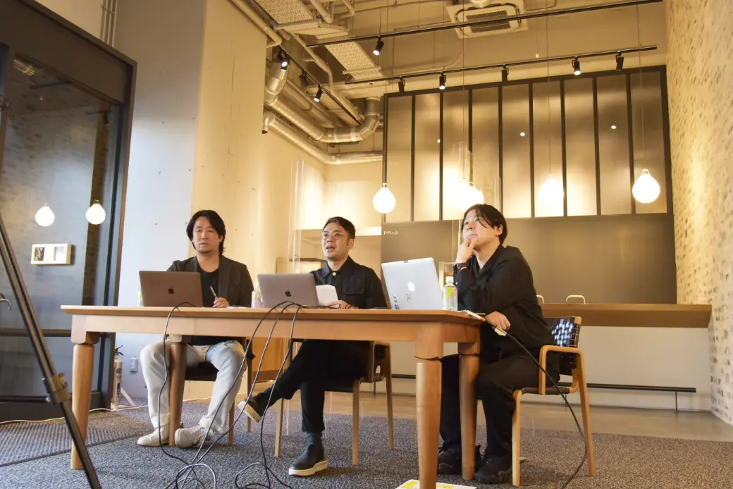  （左から）株式会社アマナの佐藤勇太、スタイラスジャパン株式会社の秋元陸さん、株式会社アマナの横山徹 