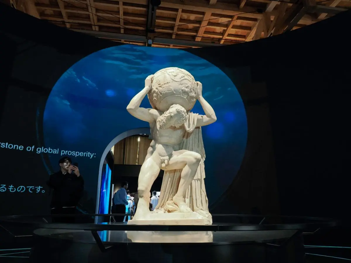 古代ローマ時代の大理石の彫刻「ファルネーゼのアトラス」。