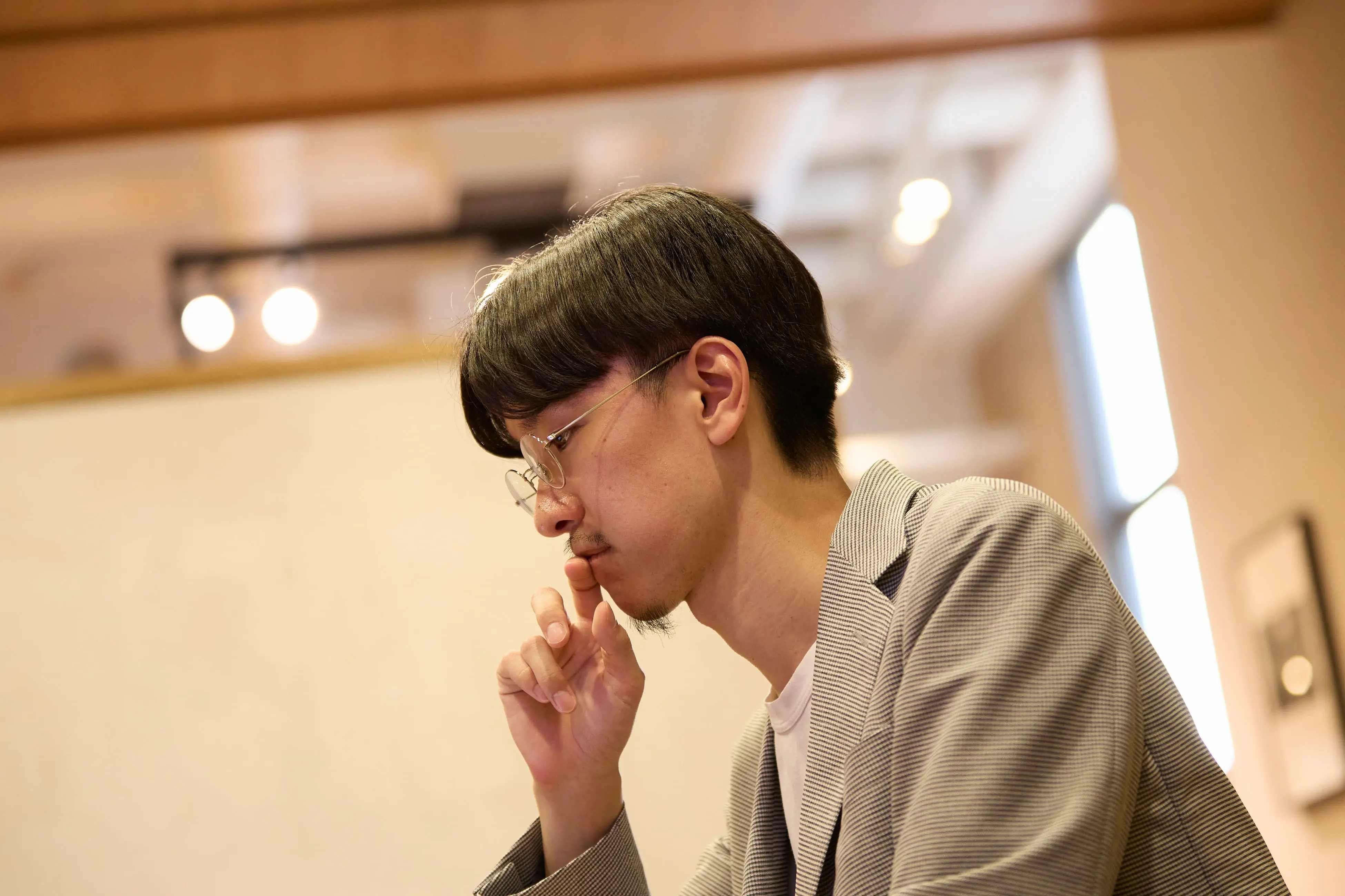  Hiroto Noguchi of amana interviews philosopher Hitoshi Ogawa.