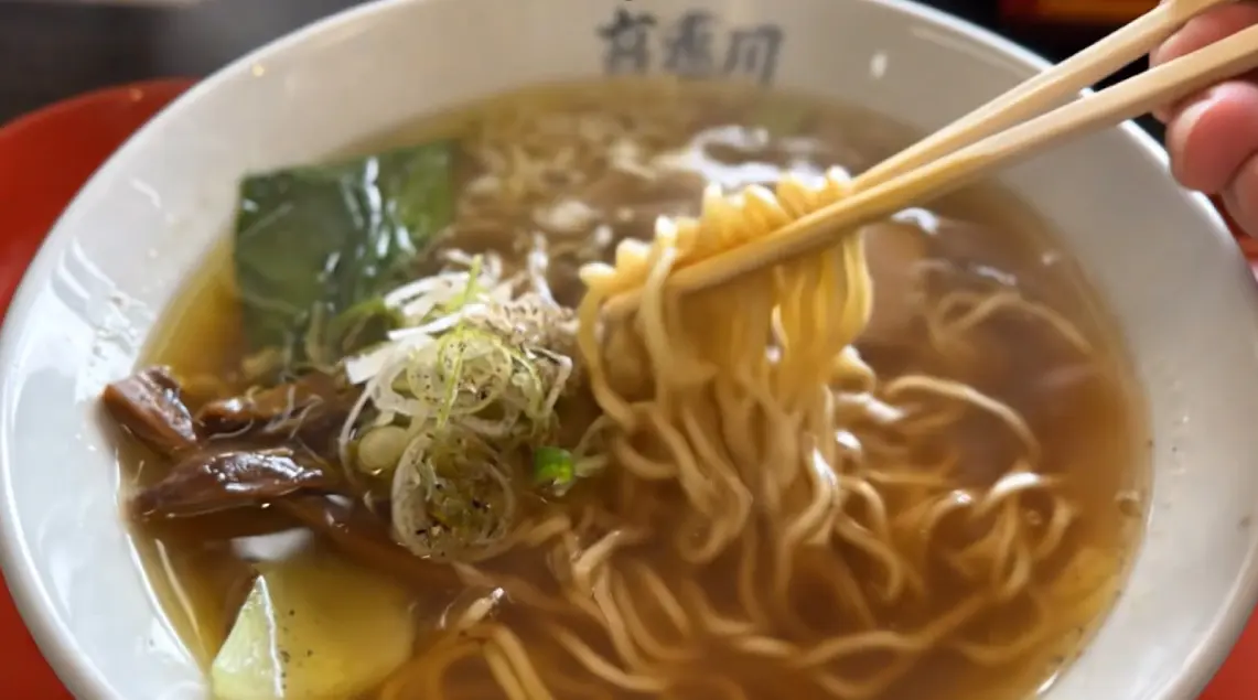 ラーメン持ち上げ＿低い.jpg