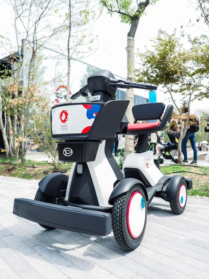 ダイハツが提供している電動カート「e-SNEAKER（イー・スニーカー）」
