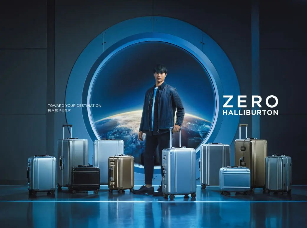 「ZERO HALLIBURTON」2026年春夏シーズンのクリエイティブ。アンバサダーにプロサッカー選手の三笘薫さんを継続して起用。イギリスのプロサッカーチームに所属し、国際的な舞台で挑戦し続ける三笘選手がブランドの世界観にマッチ。