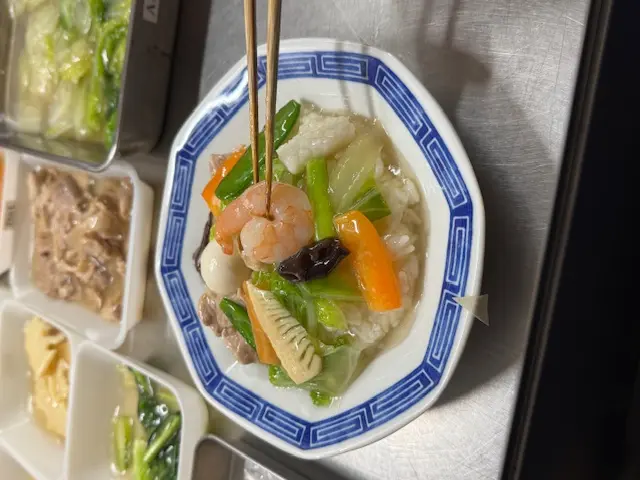 中華丼を盛り付ける