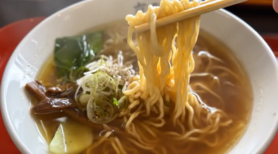 ラーメン持ち上げ＿高い.jpg