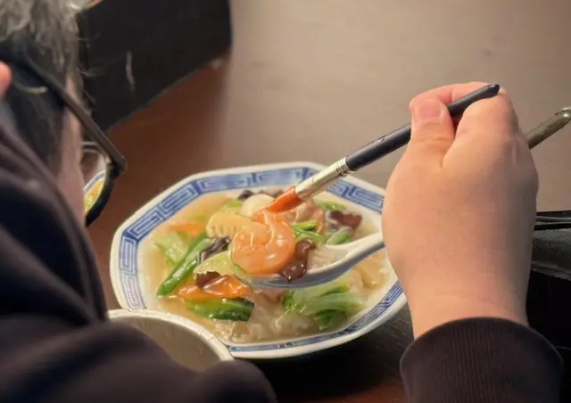 中華丼のあんを筆で追加しながら微妙なハイライトの入り方を調整する