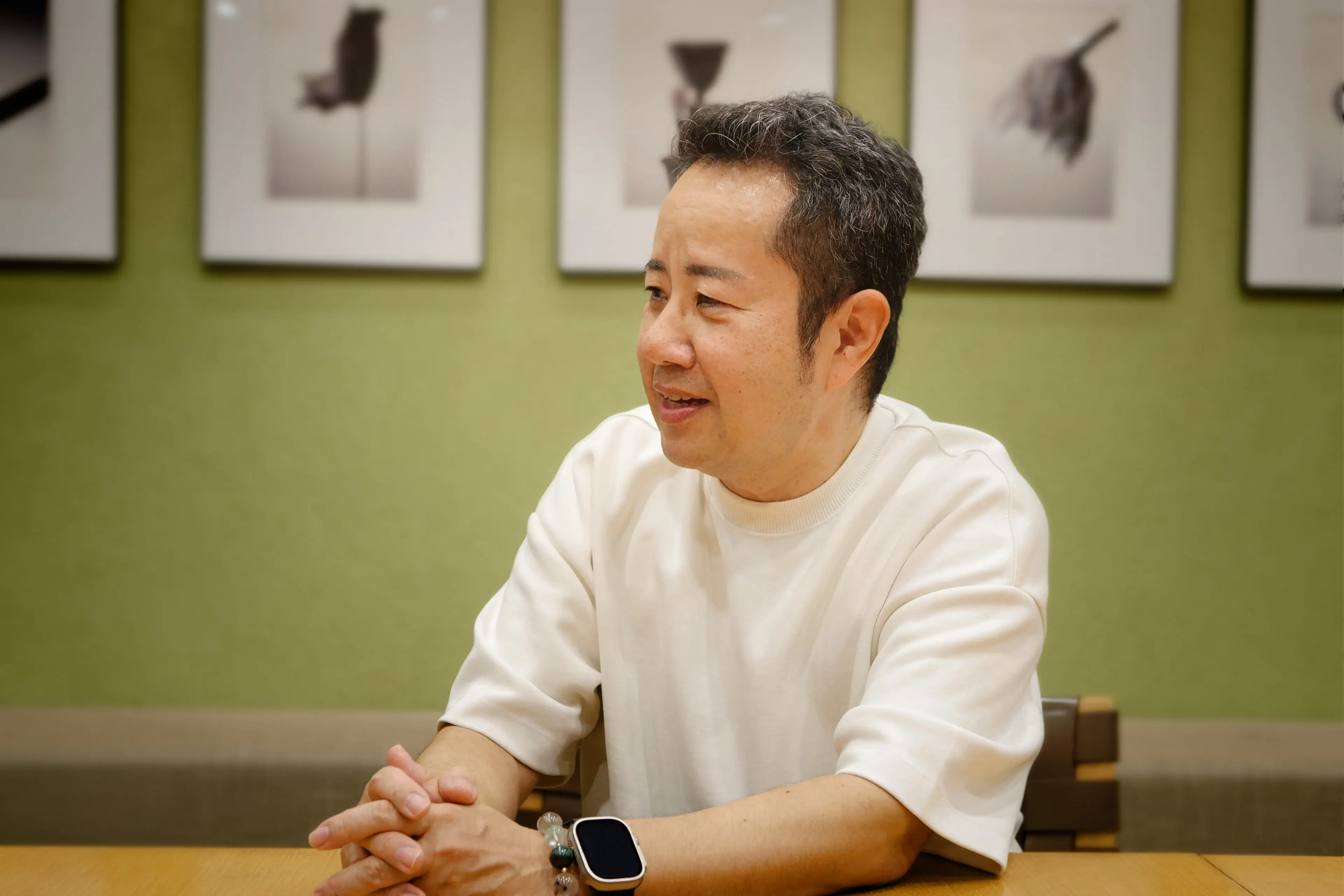 中島 輝（なかしま てる）  フィルム時代からデジタルへの移行期を制作現場で経験し、CGやレタッチなど、広告ビジュアル制作に28年携わる。長年培ってきたプロの審美眼を活かし、現在は社内のAI推進担当として、新たな制作スタンダードの構築に努めている。