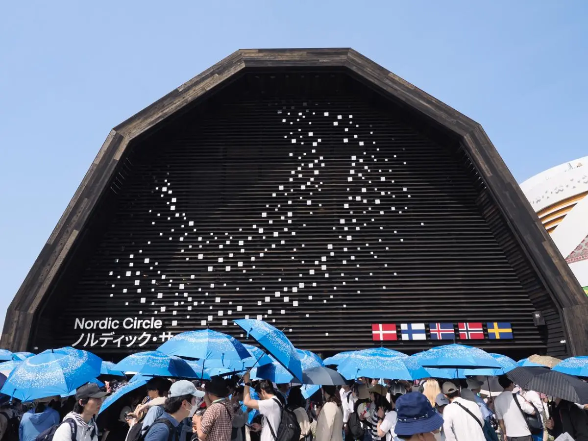 来場者に日傘を貸し出している北欧館。