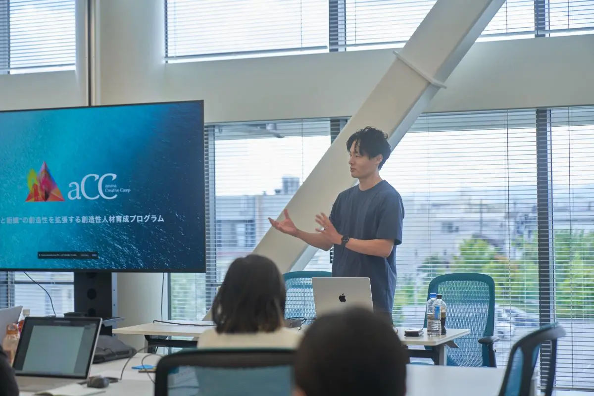 ファシリテーションを務めたアマナの杉山諒。ダイキン工業のテクノロジー・イノベーションセンターにて実施。