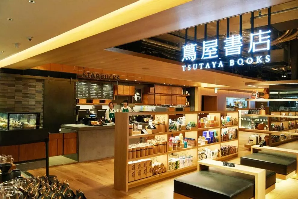 スターバックスの店舗に並べられたおすすめ書。