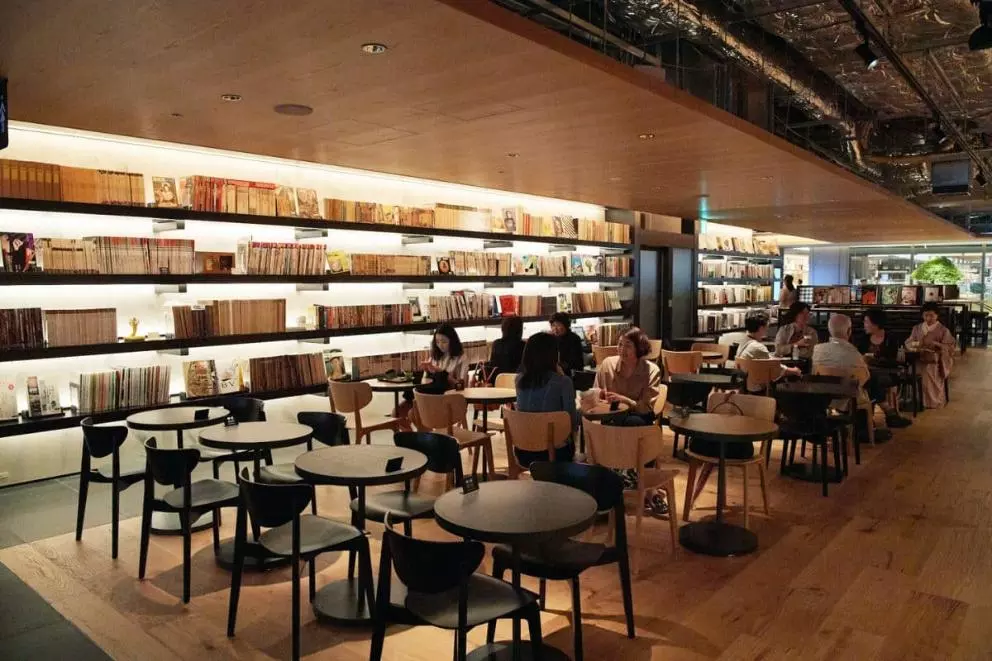 蔦屋内のスターバックスコーヒーの店舗の壁面の本棚
