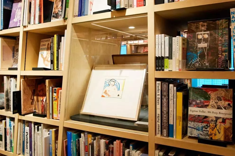 書棚には、アート作品も展示されて。