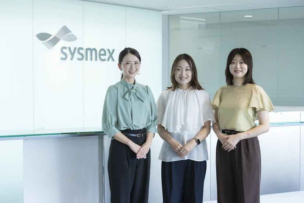 シスメックス株式会社 コーポレートコミュニケーション本部 広報部の鞍田奈津子さん、江畑早紀さん、横溝れいさん(左から)。