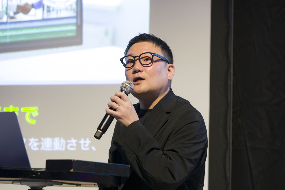林 宏介 株式会社アマナ Department Manager/Executive Producer Web黎明期より、大手企業の広告プロモーションからCX(顧客体験)設計まで幅広く従事。 前職では取締役としてクリエイティブ組織を管掌し、展示体験やAI領域へ事業を拡大。カンヌライオンズやACCグランプリなど国内外のアワードを多数受賞。 現在は経営視点と技術知見を基に、アマナのクリエイティビティとAI技術を融合。企業のブランド体験を革新するソリューション開発と、次世代の表現創出を推進する。