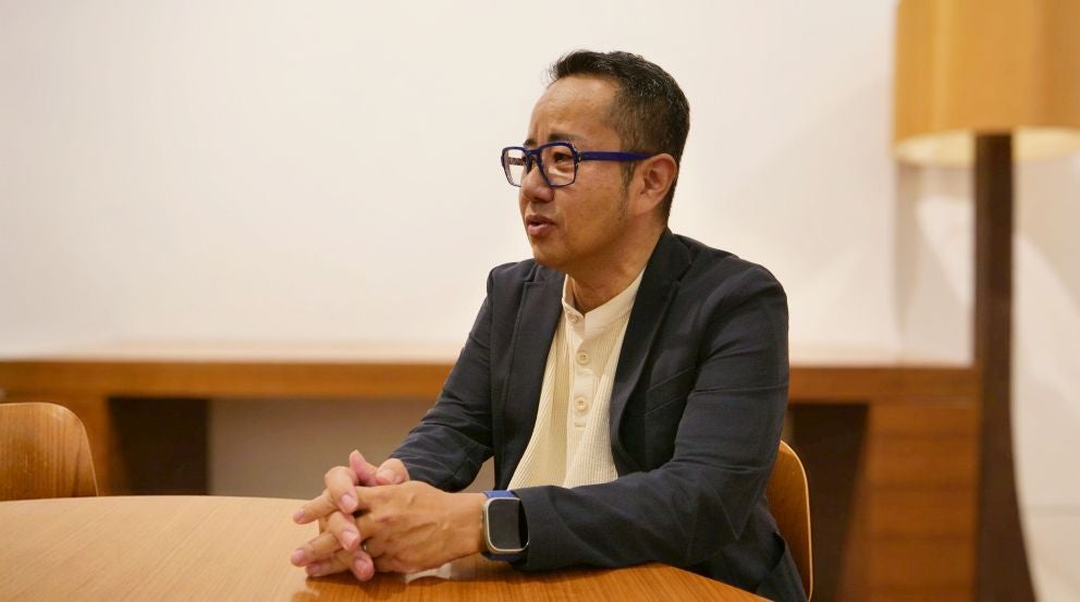 中島 輝（なかしま てる） フィルム時代からデジタルへの移行期を制作現場で経験し、アマナにてCG制作やレタッチに携わる。技術の転換期を現場で経験してきた知見を活かし、現在は社内のAX（AIトランスフォーメーション）推進担当として、実務への生成AI導入とその利用に関するガバナンス整備に取り組んでいる。