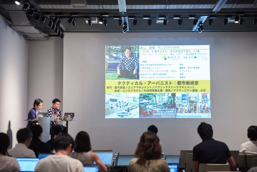 タクティカルアーバニスト、都市戦術家の泉山塁威さん（右）と「H」のタジリケイスケ編集長