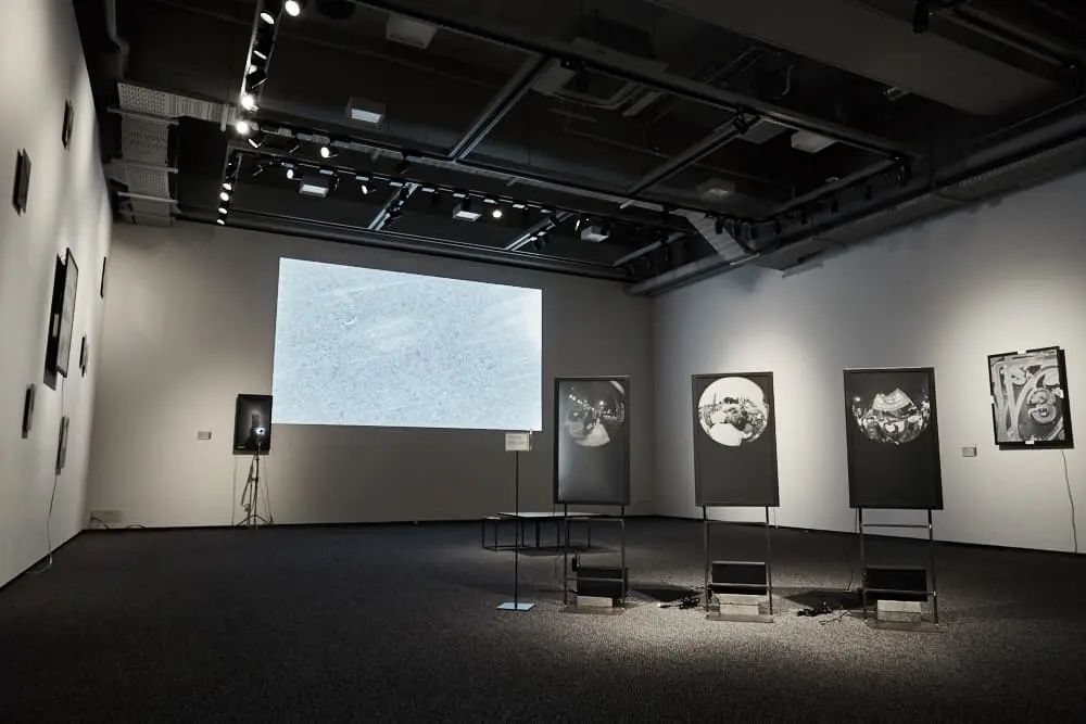 電子ペーパーによる表現の可能性を追求した「E-FRAMES 電子ペーパーグラフィック展」レポート