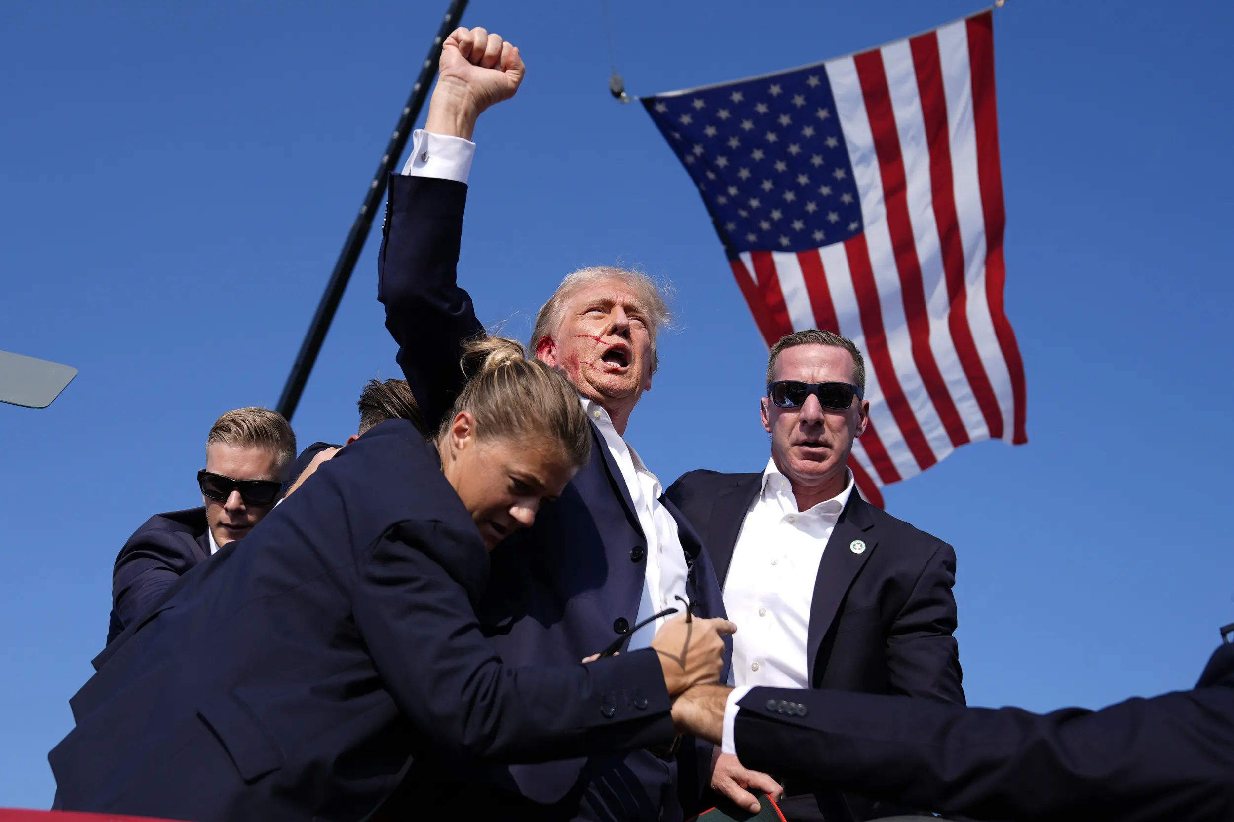 トランプ元大統領の「奇跡の一枚」と言われる銃撃写真についての考察